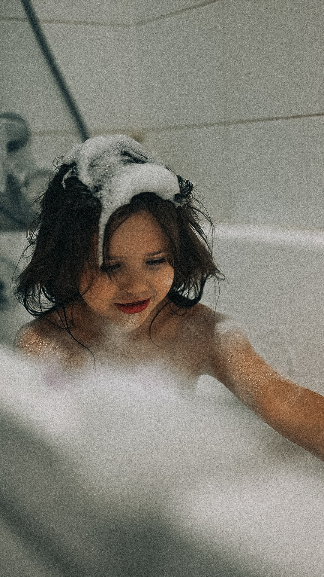 Элиза купается в ванне. Семейный фотограф в Москве Дарья Пузикова