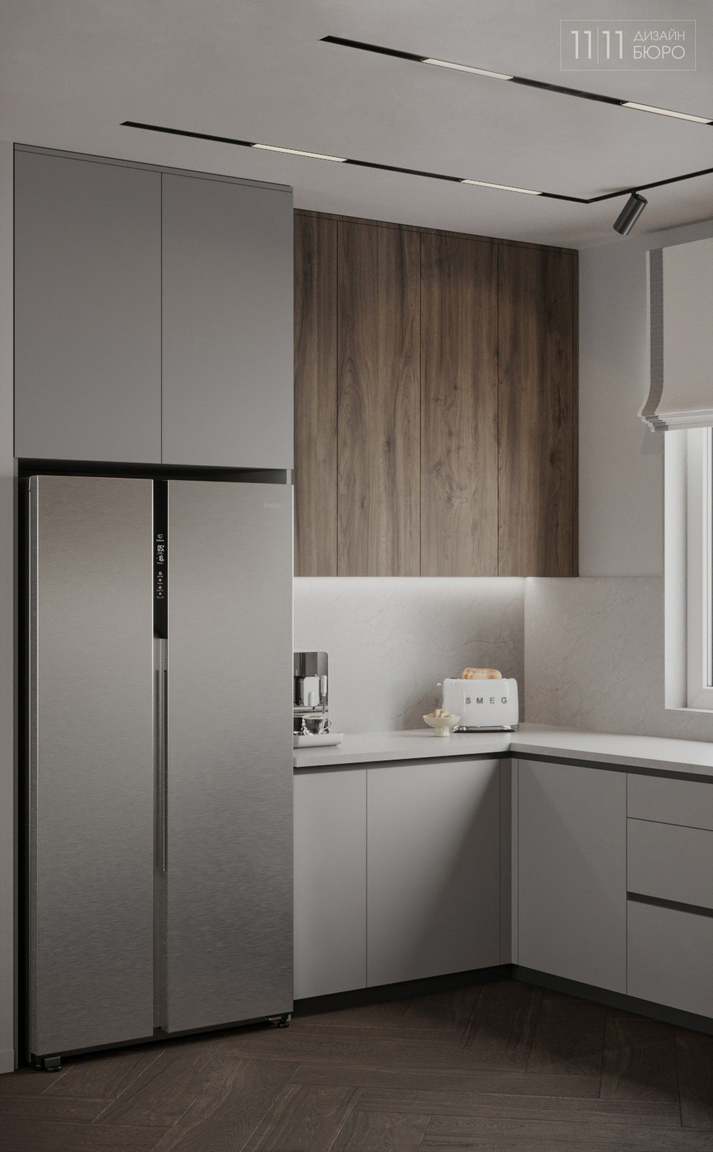 Кухня с двухдверным холодильником, серыми фасадами и темным деревом