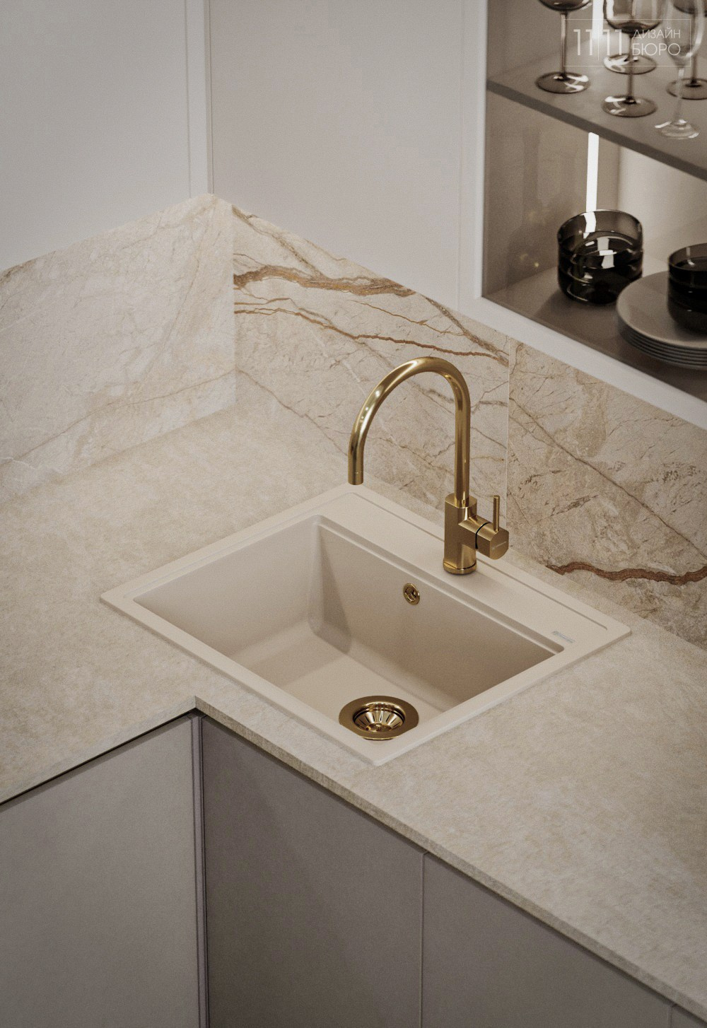Светлая раковина с золотым смесителем в кухне