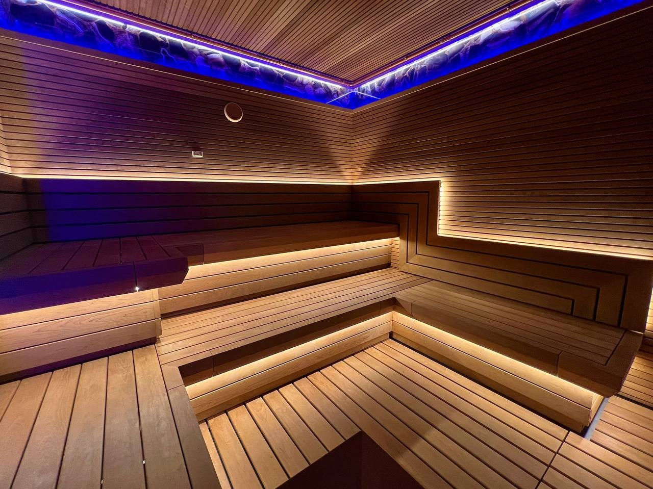 Сауна в Encore Fitness по проекту наших коллег из MBSaun. Симметрия, строгие линии, столярные элементы и щипотка роскоши. SaunaTopMasters