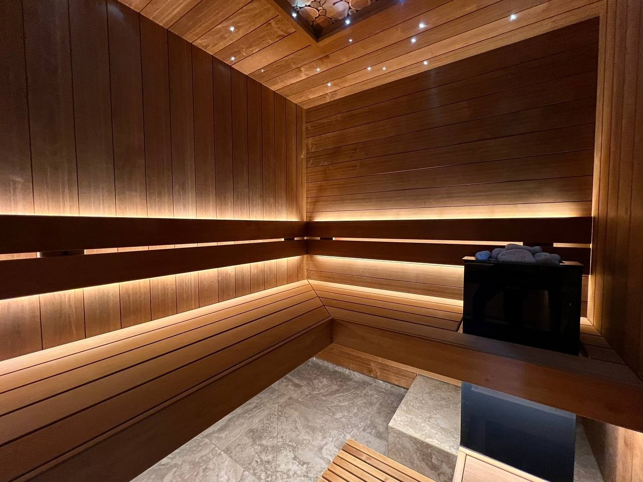 Парная в Киссолово: термоольха, Sangens, чёрное стекло и потолок, усыпанный 200 мерцающими звёздами. SaunaTopMasters