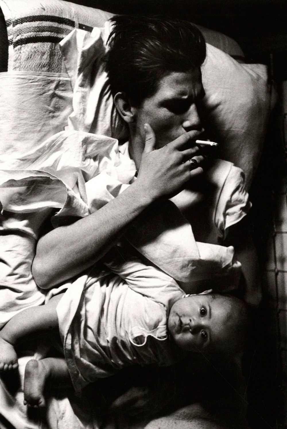 чёрно-белая фотография Ларри Кларка с подростками в городской среде