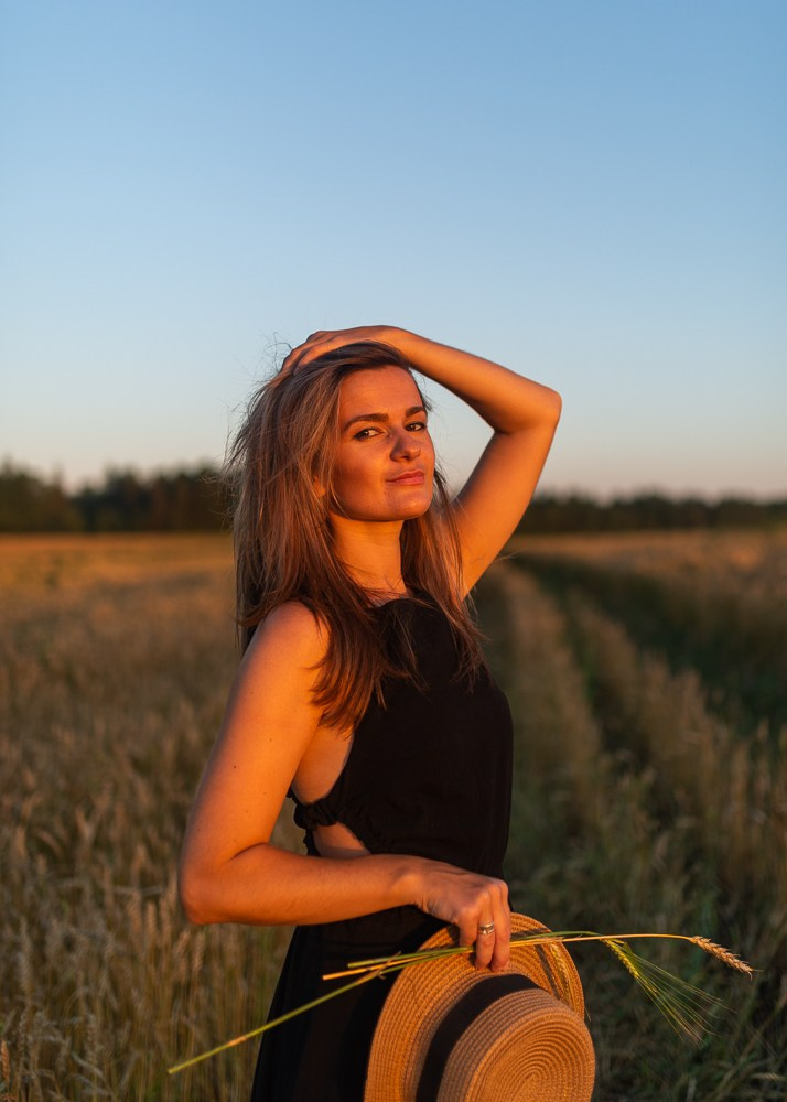 Поле, закат и наши улыбки. Фотограф Мария Ковкова