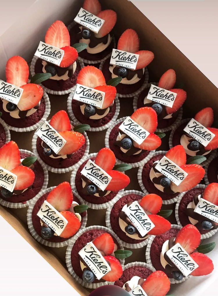 Капкейки фуршетные с логотипом. Katyasugarsugar капкейки, зефир, торты Москва