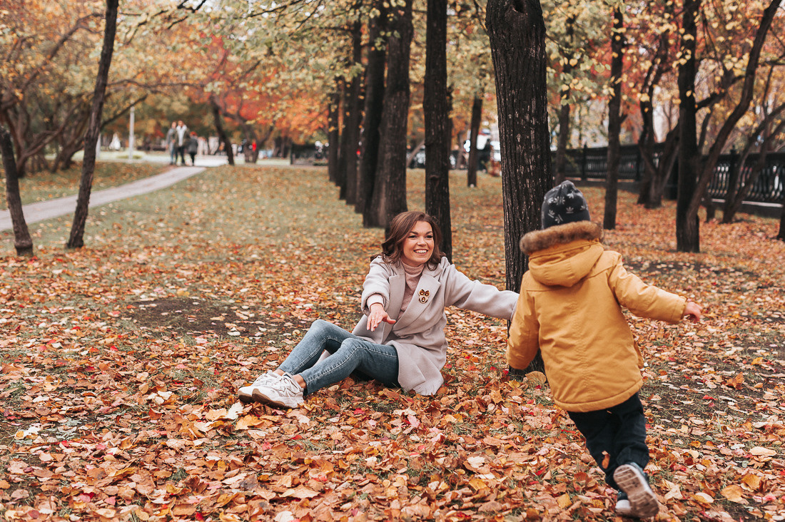 Денис, Мария и Гордей. Прогулка у Оперного. Главная