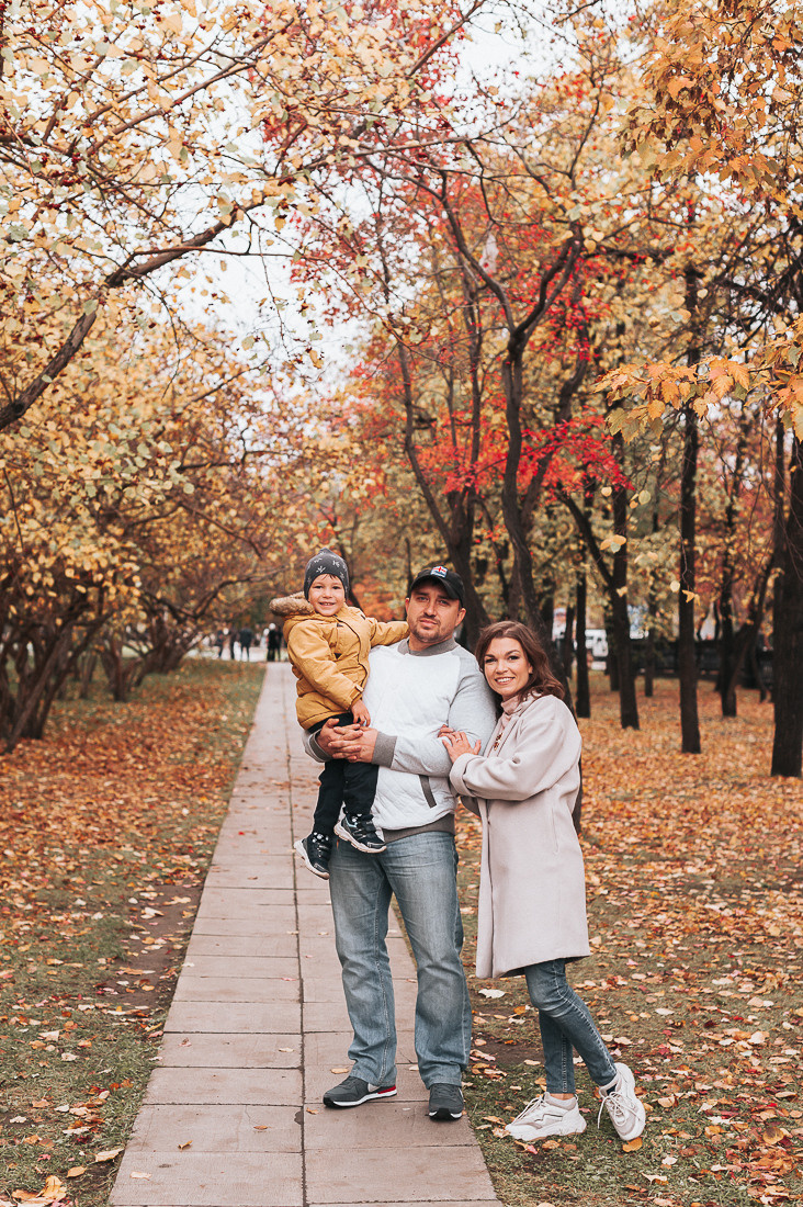 Денис, Мария и Гордей. Прогулка у Оперного. Главная