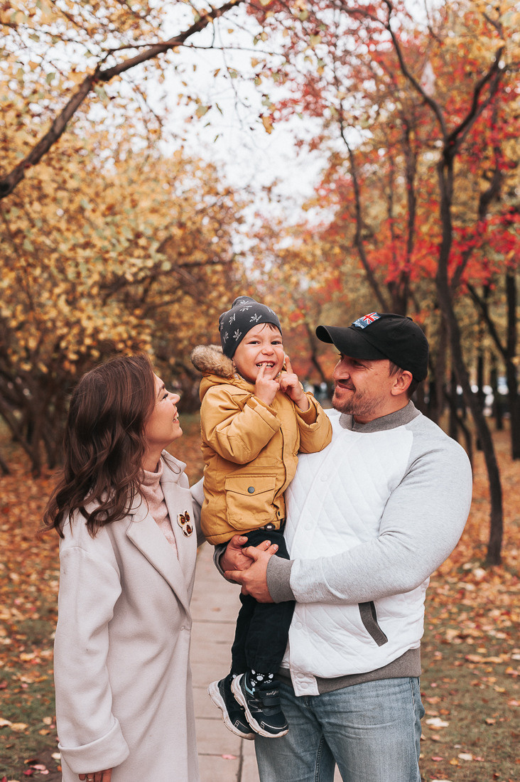 Денис, Мария и Гордей. Прогулка у Оперного. Главная