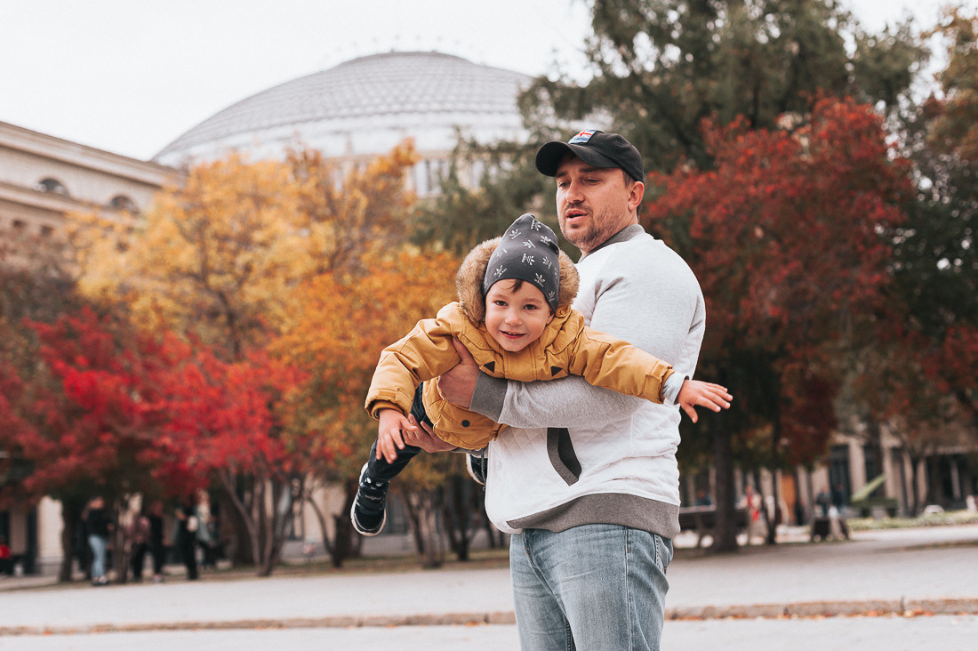 Денис, Мария и Гордей. Прогулка у Оперного. Главная