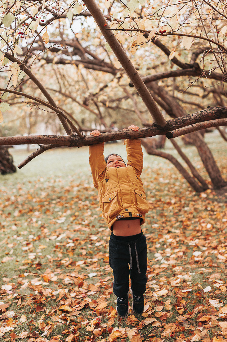 Денис, Мария и Гордей. Прогулка у Оперного. Главная