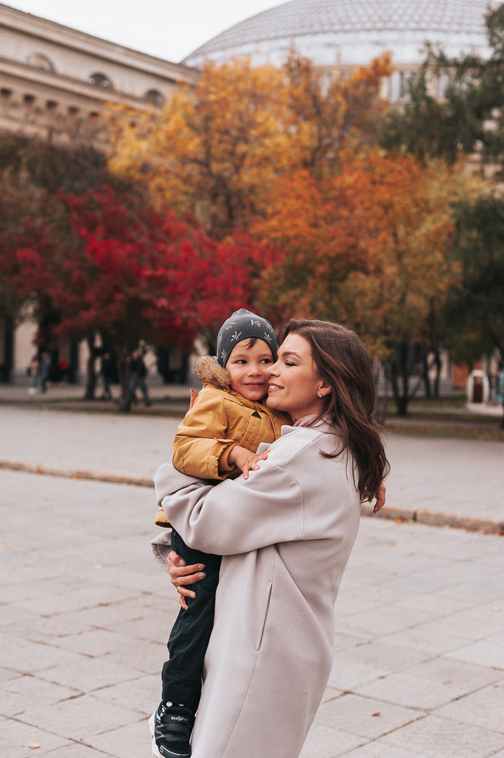 Денис, Мария и Гордей. Прогулка у Оперного. Главная