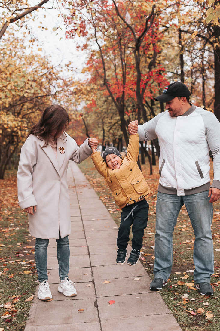 Денис, Мария и Гордей. Прогулка у Оперного. Главная
