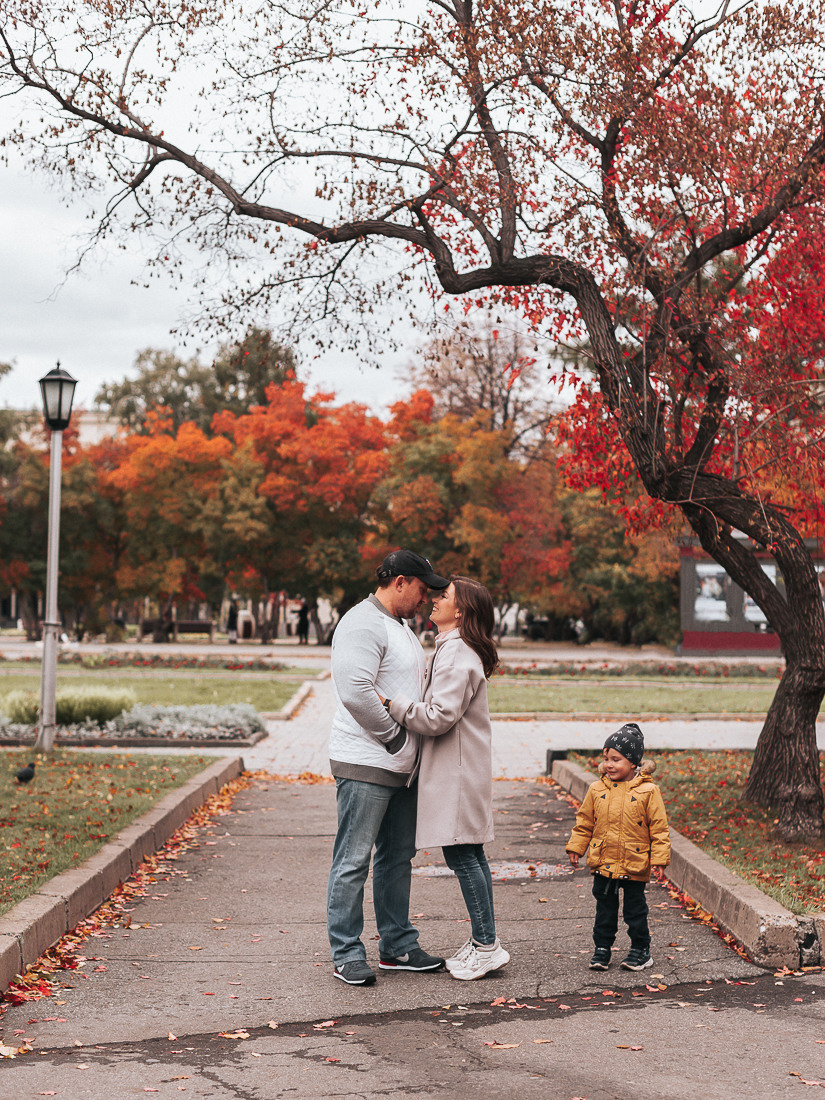 Денис, Мария и Гордей. Прогулка у Оперного. Главная