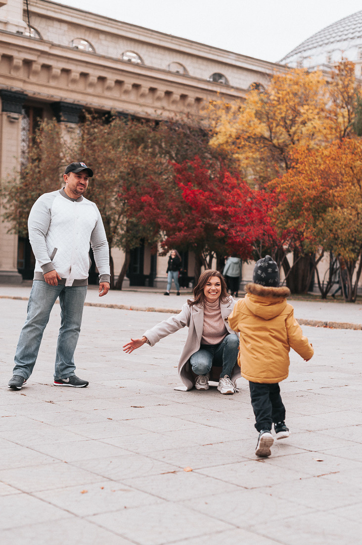 Денис, Мария и Гордей. Прогулка у Оперного. Главная