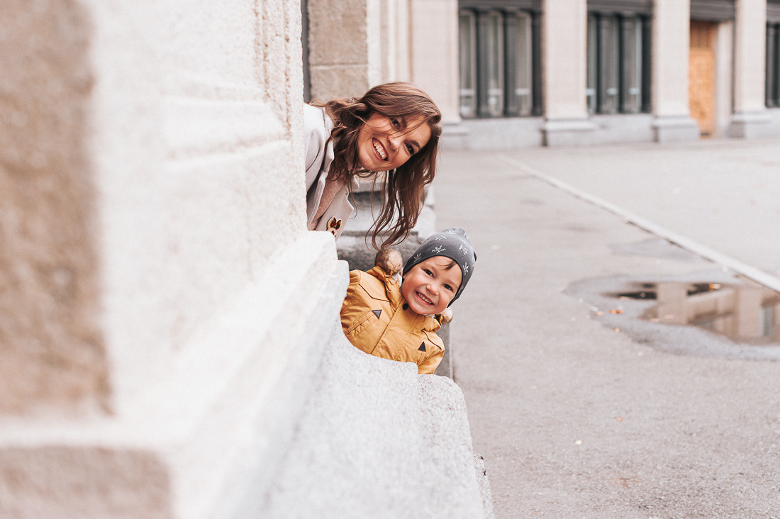 Денис, Мария и Гордей. Прогулка у Оперного. Главная