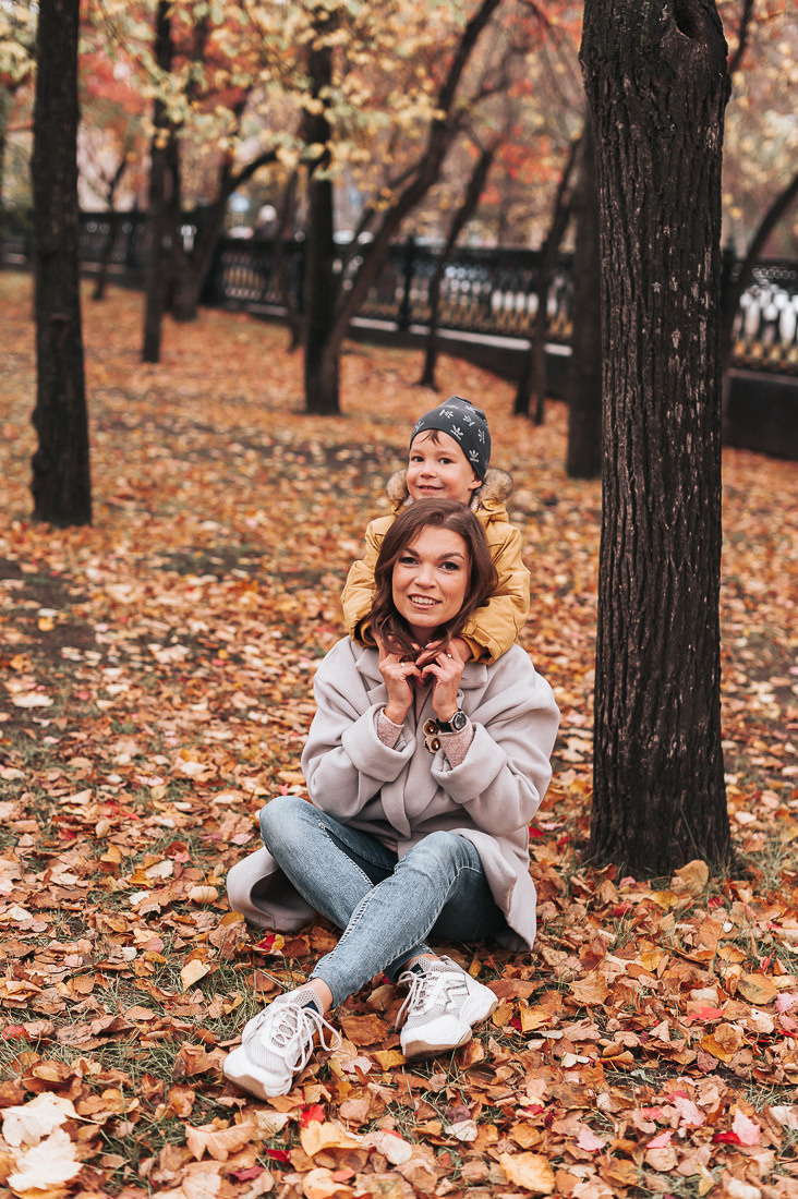 Денис, Мария и Гордей. Прогулка у Оперного. Главная