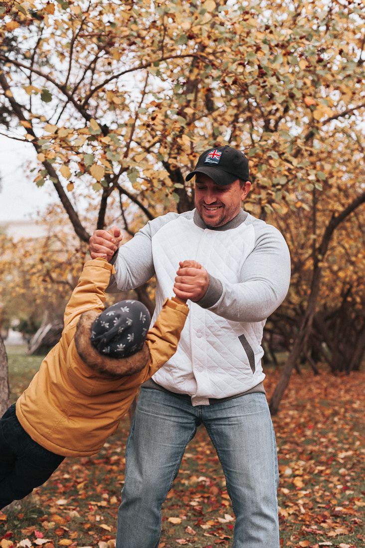 Денис, Мария и Гордей. Прогулка у Оперного. Главная