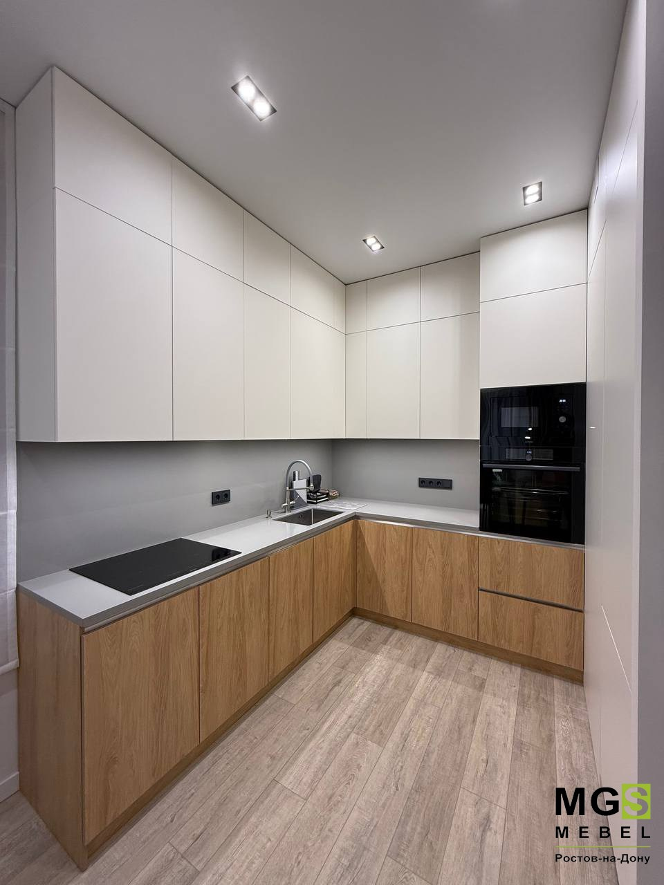 Кухня со светлыми и деревянными фасадами МГС мебель