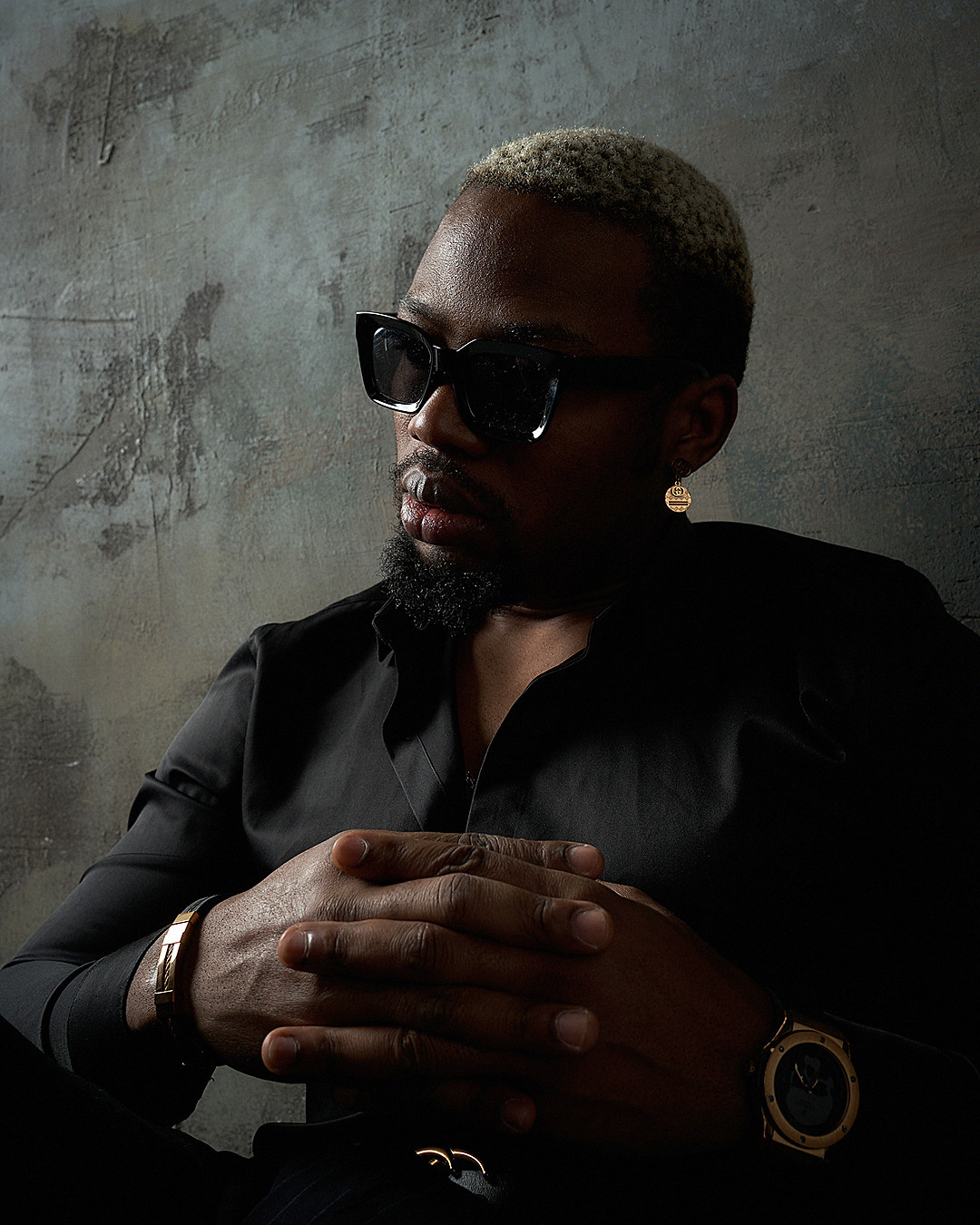 Стильный мужской портрет в фотостудии