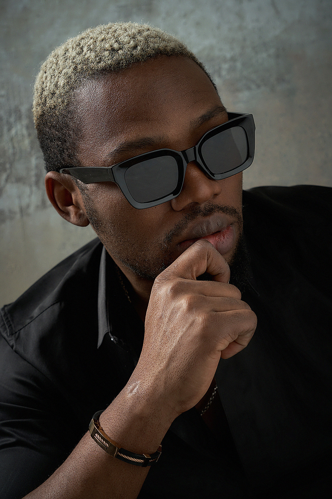 Стильный мужской портрет в солнечных очках в фотостудии