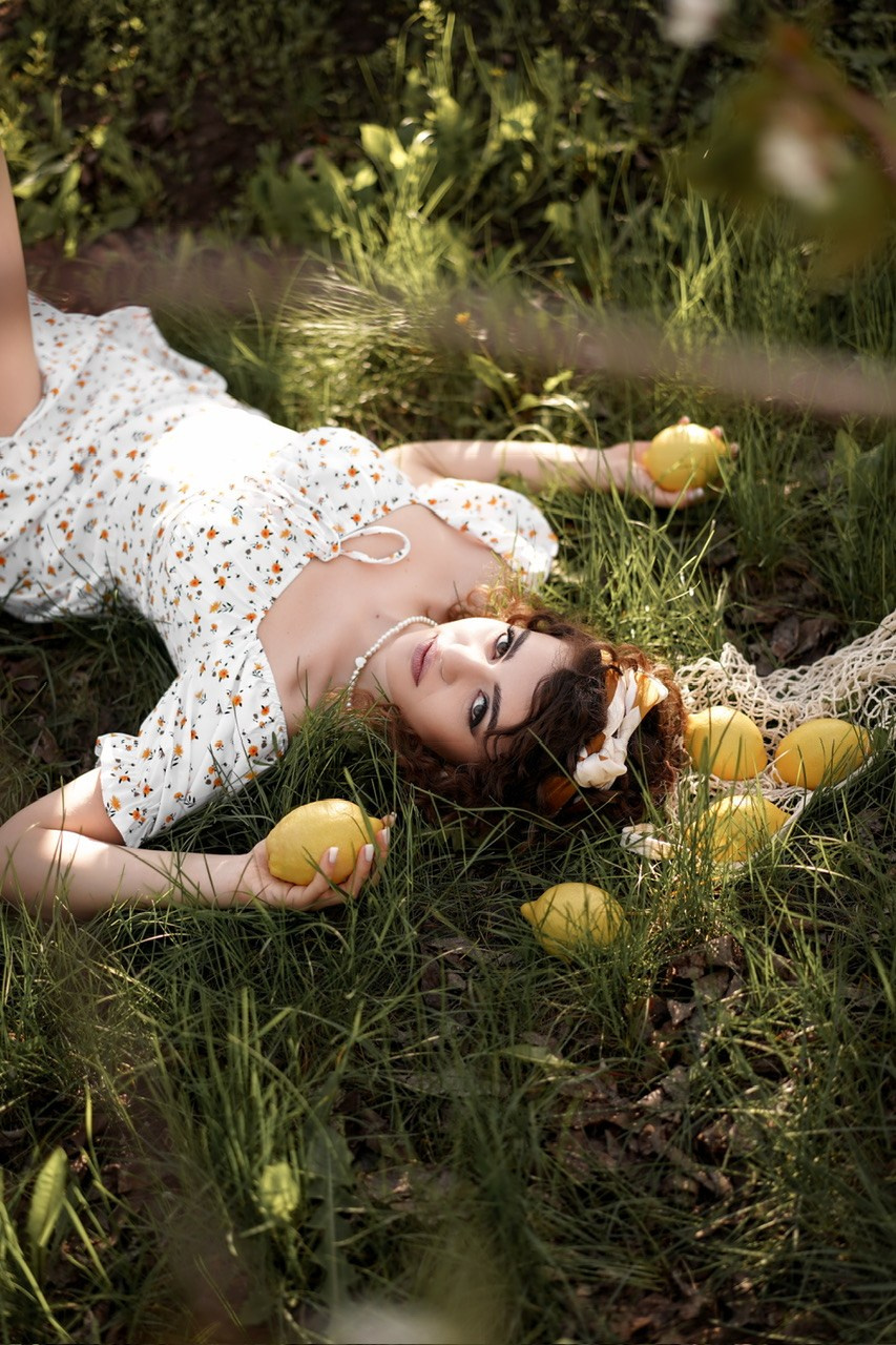 Девушка с лимонами. Свадебный фотограф в Ростове-на-Дону. Таинство Крещения и Венчания, семейные фотосессии. Алёна Чёботова