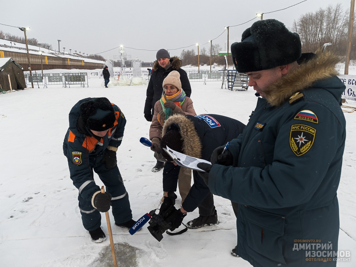 Замер льда на месте Крещенских купаний (репортаж)