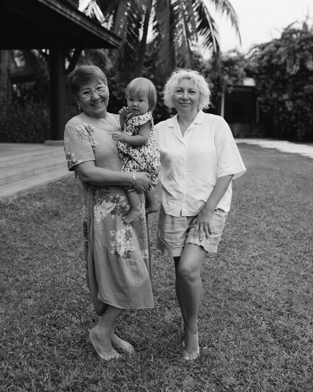 Семейная фотосессия на природе — бабушки с внучкой, чёрно-белый кадр