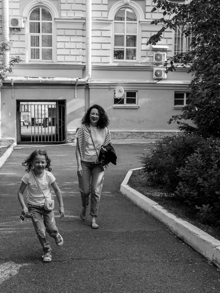 Маня и Аня ранним утром 🤍. Семейный фотограф в Томске Зарина Азизбаева