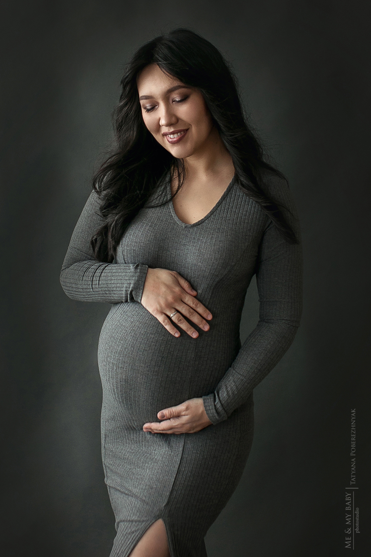 Фотосъемка беременности проходит в специальной фотостудии, где все предусмотрено для съемки беременных и новорожденных