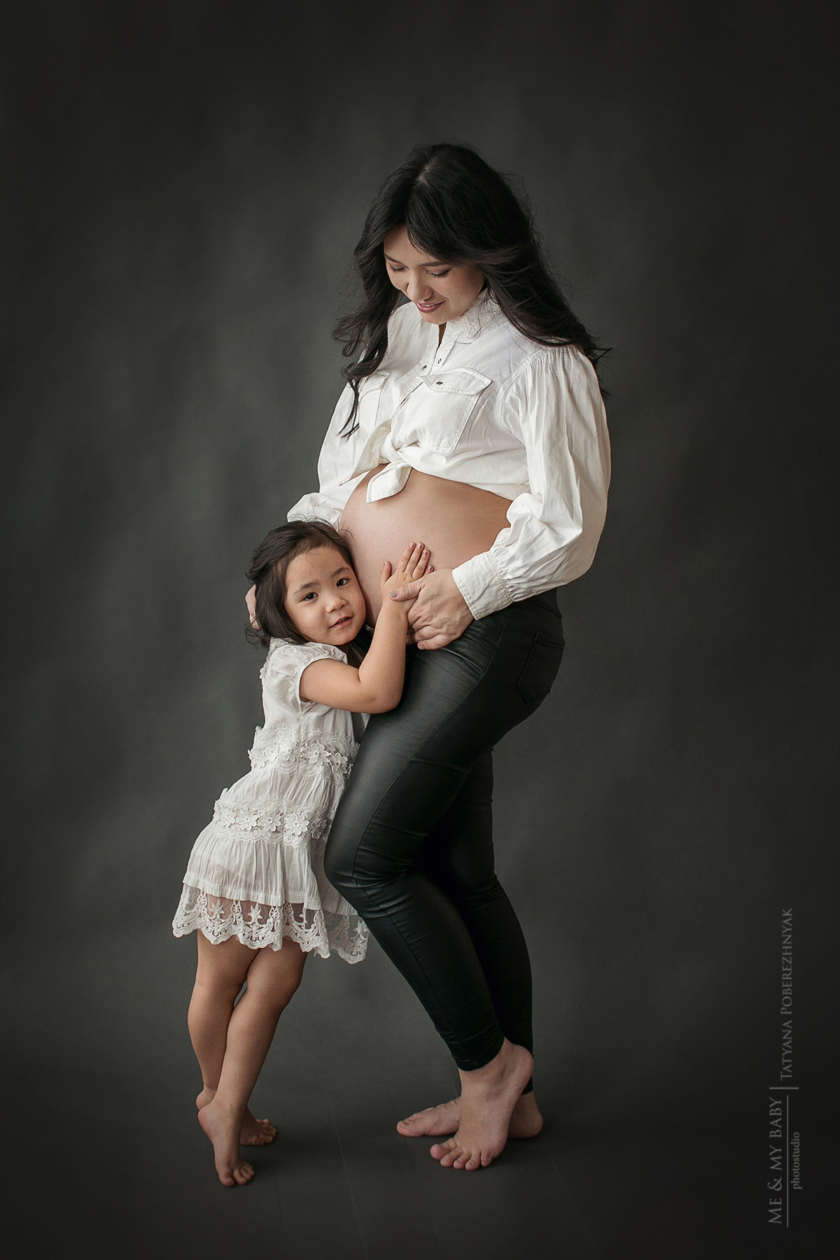 Старшие дети принимают участие в съемке беременности, ведь это история семьи