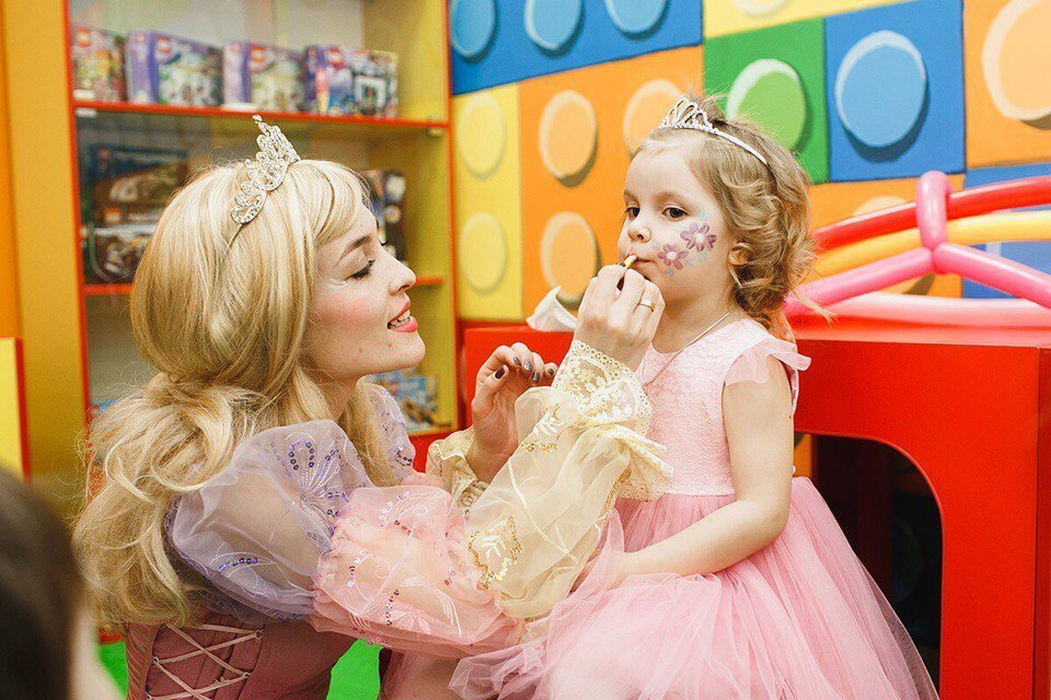 Ведущая на свадьбу Алена Пичкалева. Ведущий, Тамада, DJ, фото в Перми. Хорошее настроение