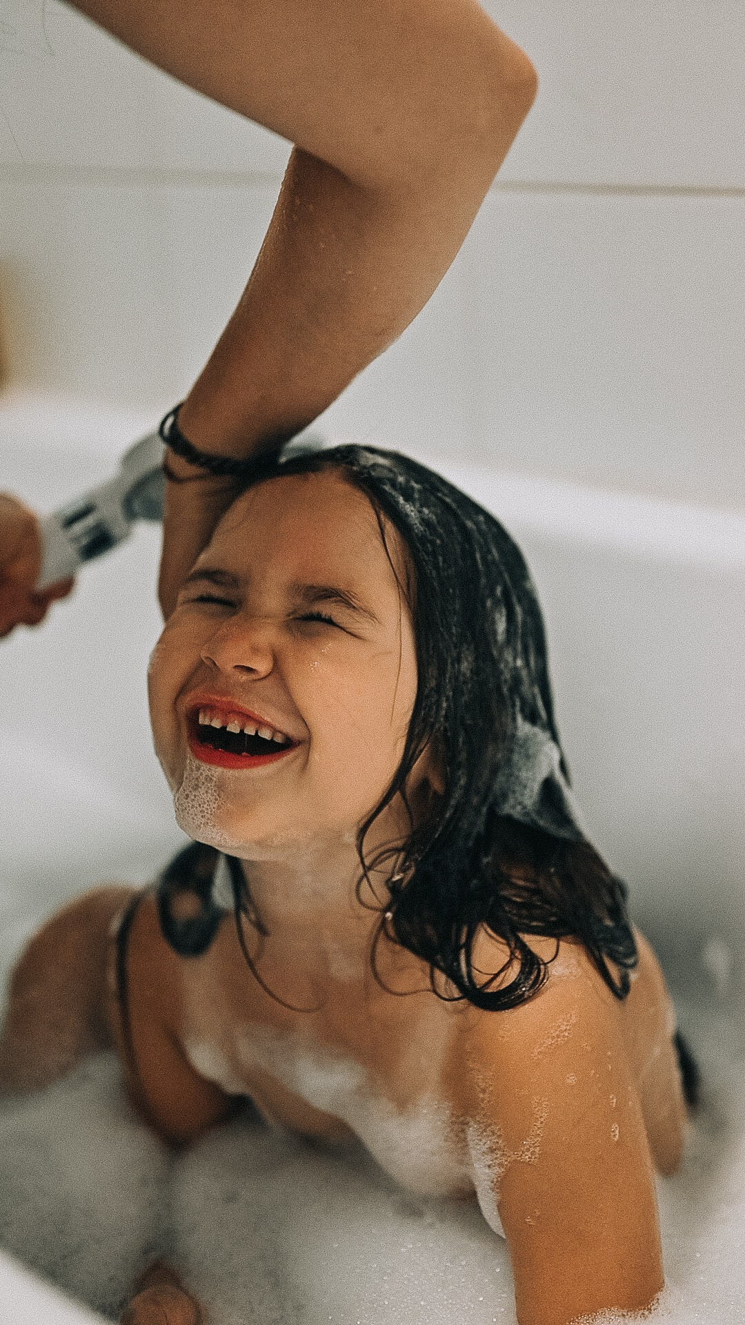 Элиза купается в ванне. Семейный фотограф в Москве Дарья Пузикова