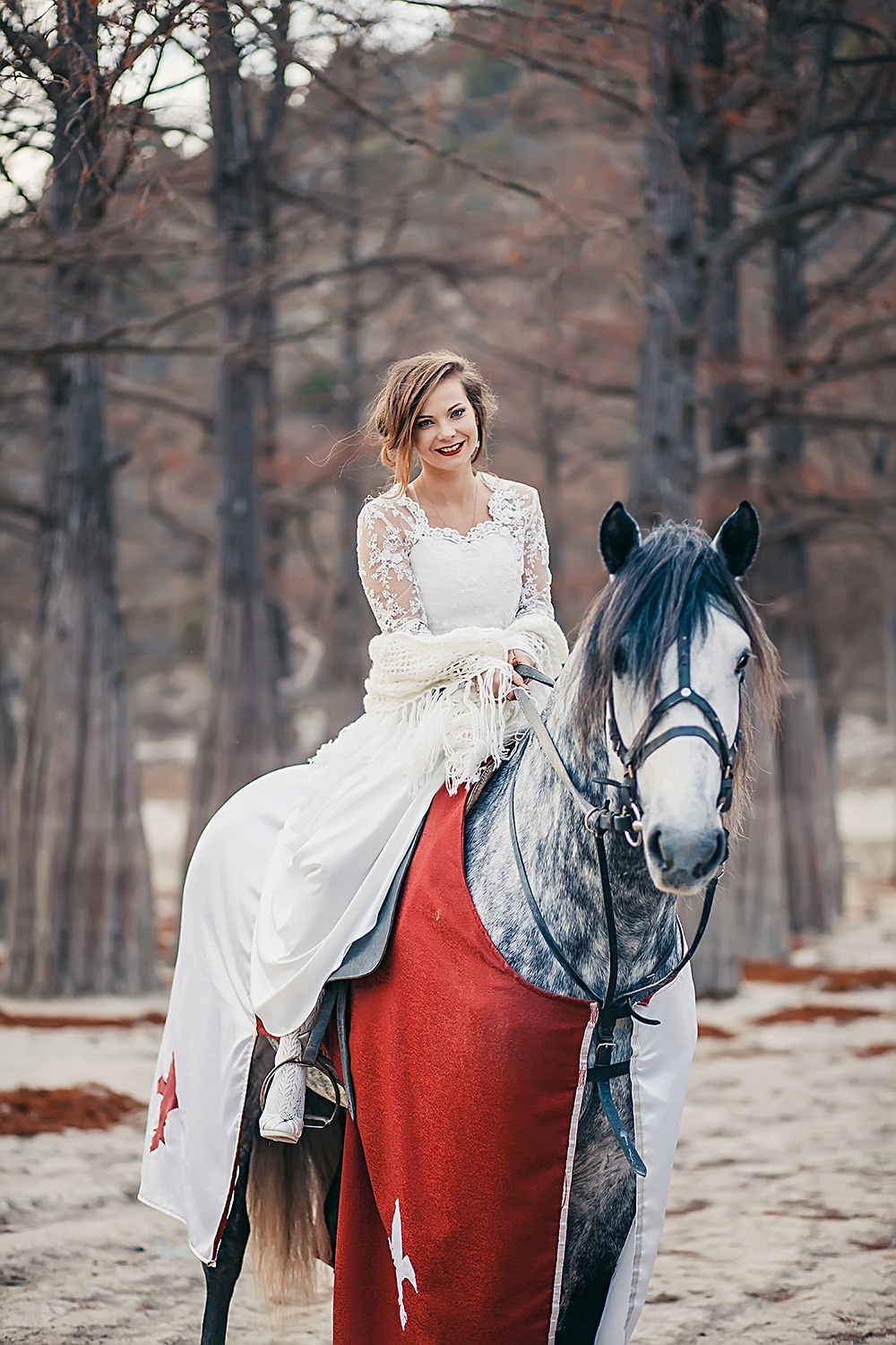 Невеста верхом на лошади