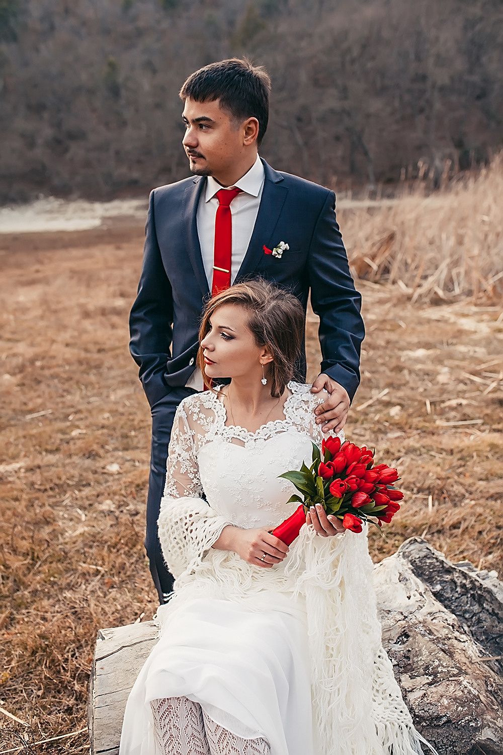 Жених и невеста в осеннем лесу