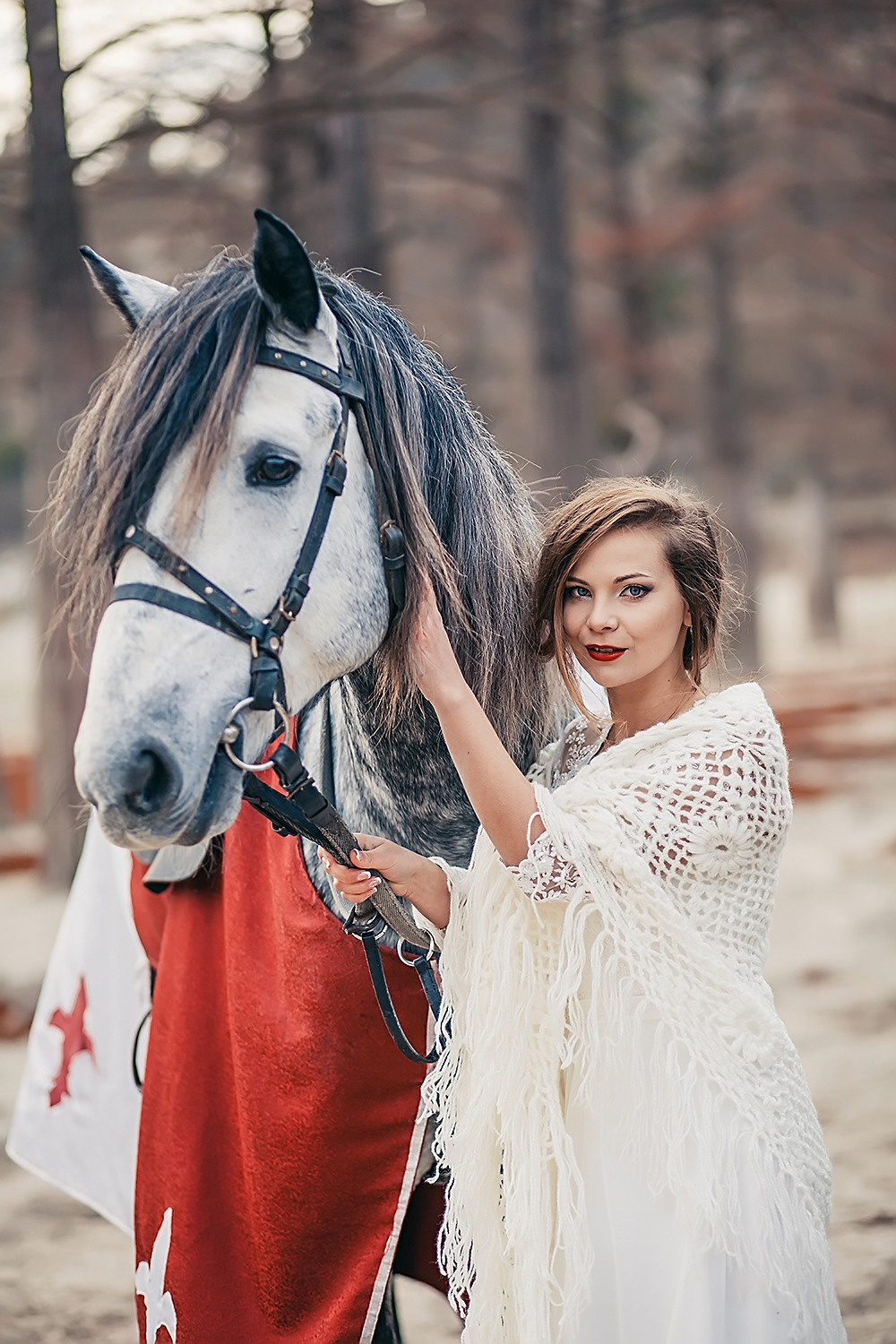 Невеста стоит рядом с лошадью