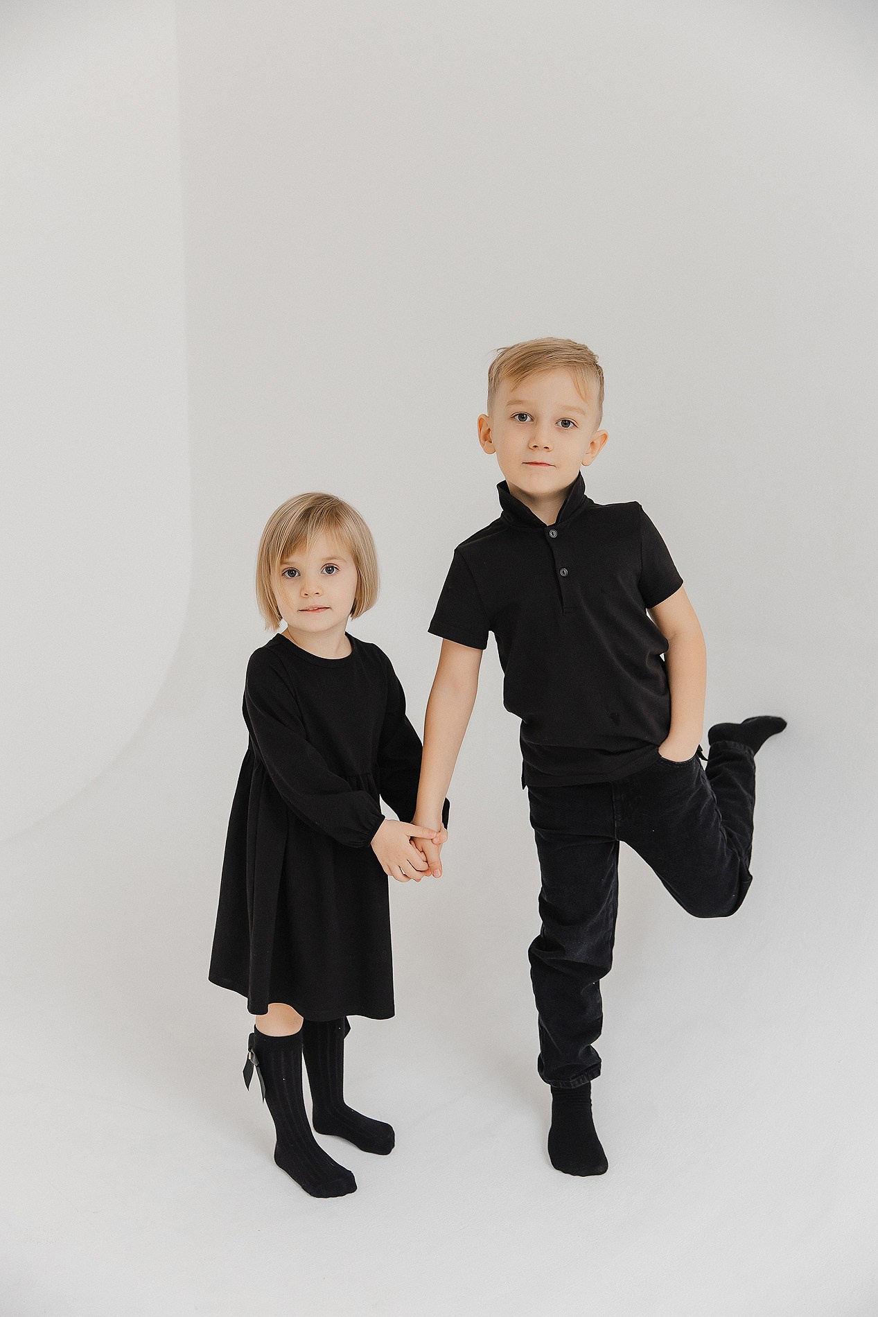 Семейная фотосессия на белом фоне. Фотограф Олеся Жомер