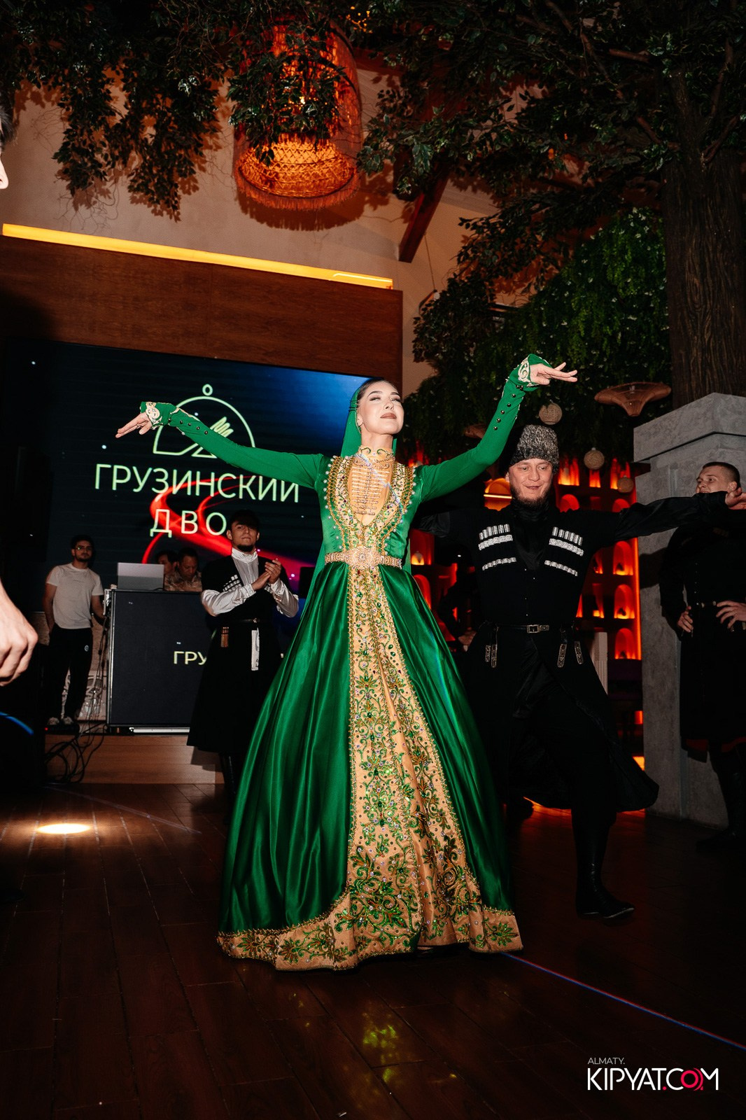 ГРУЗИНСКИЙ ДВОР НА КАБАНБАЙ БАТЫРА. КИПЯТКОМ АЛМАТЫ!