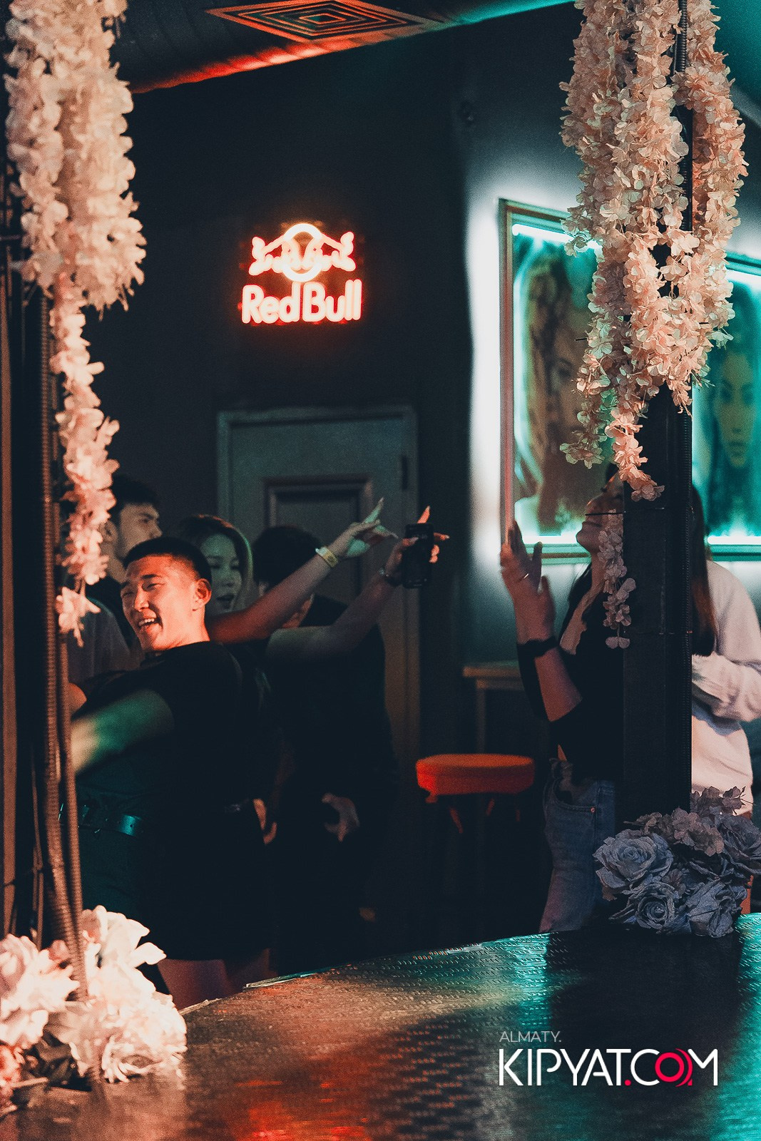 UYAT EMES BAR. КИПЯТКОМ АЛМАТЫ!