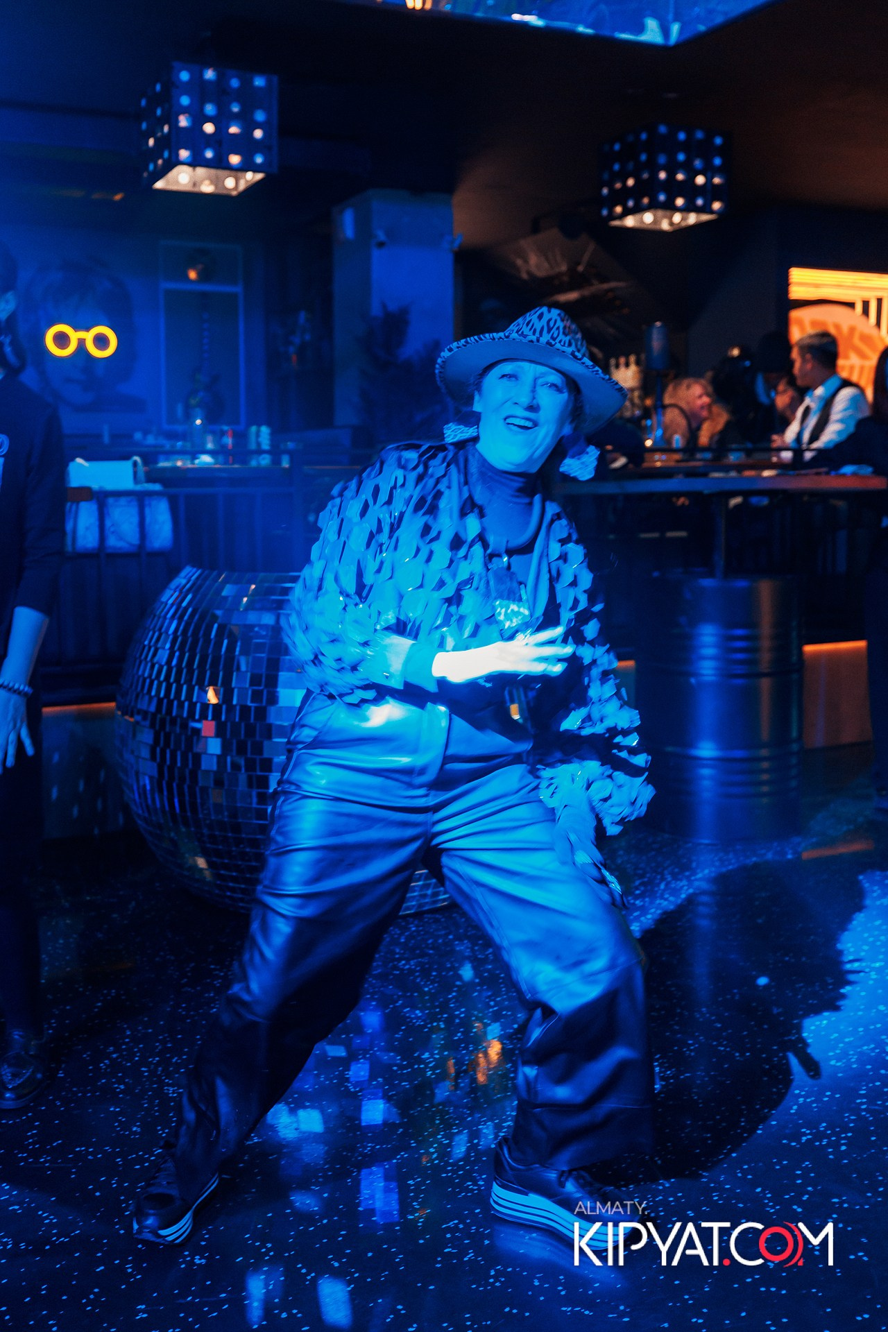 ПРЕЗЕНТАЦИЯ КНИГИ ВИКТОРА ЕЛИСЕЕВА. КИПЯТКОМ АЛМАТЫ!