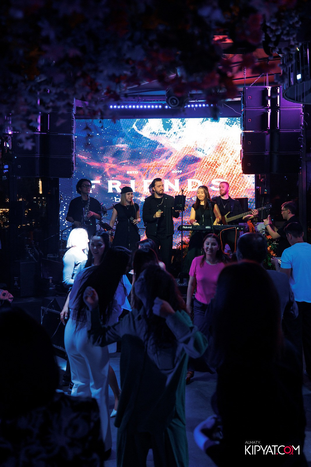 FRIENDS BAR & TERRACE. КИПЯТКОМ АЛМАТЫ!