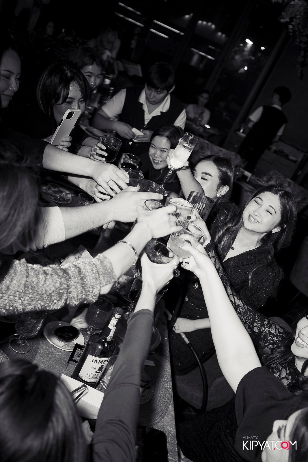 FRIENDS BAR & TERRACE. КИПЯТКОМ АЛМАТЫ!