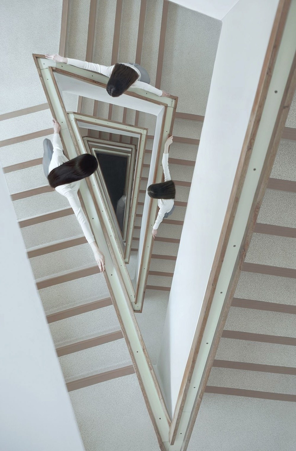 постановочная фотография Эвелин Бенчиковой с фигурами людей и холодной цветовой палитрой