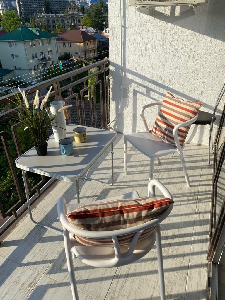 Квартира с мансардой и шикарным балконом! Вид на море и завораживающие закаты!. Квартиры посуточно, длительно в Сочи, LARA APART GROUP