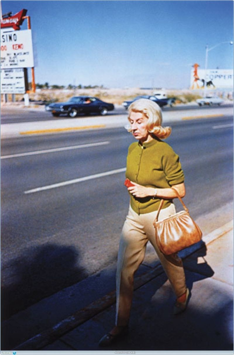 цветная фотография Уильяма Эгглстона с городской сценой