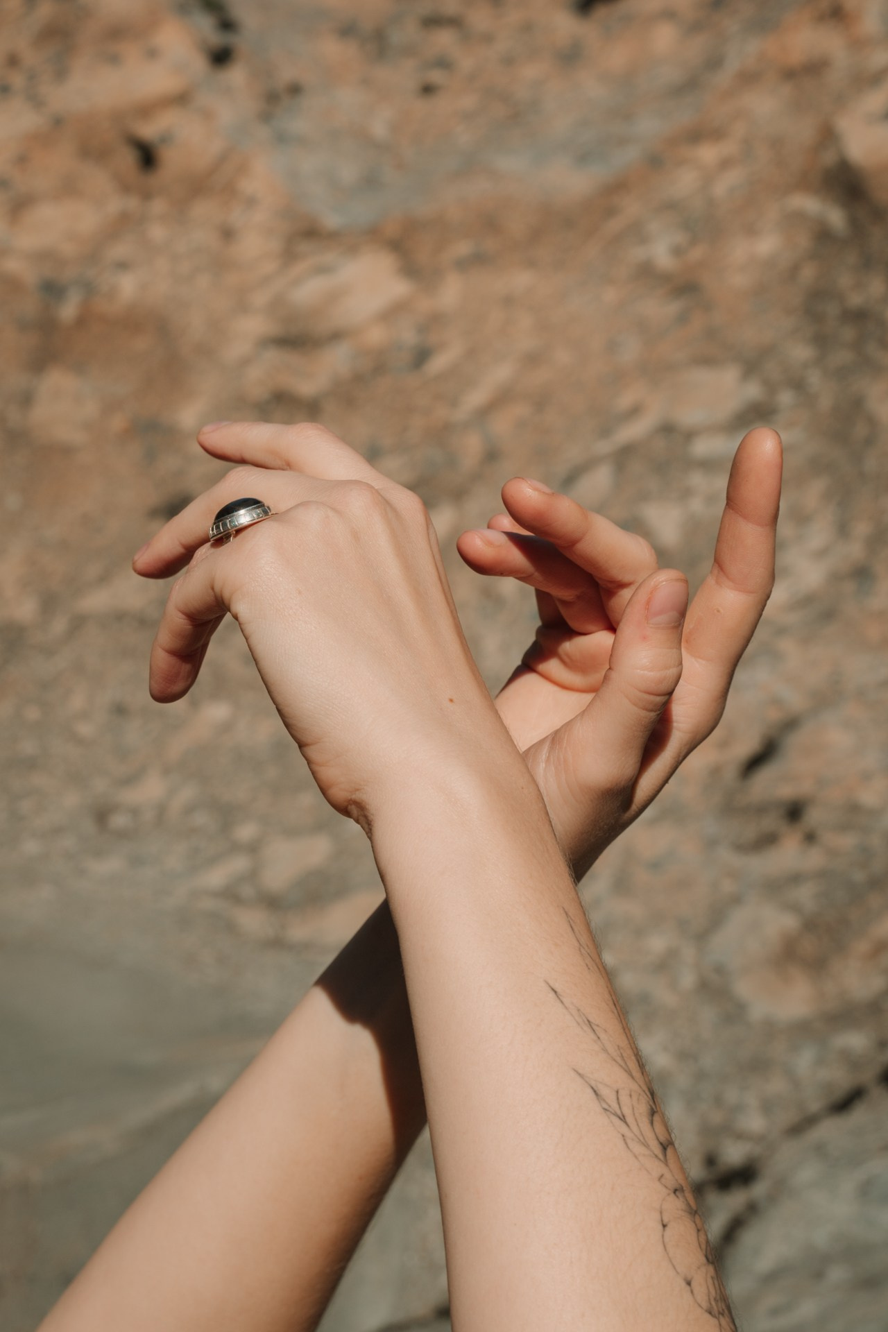 Крупным планом снимок рук девушки