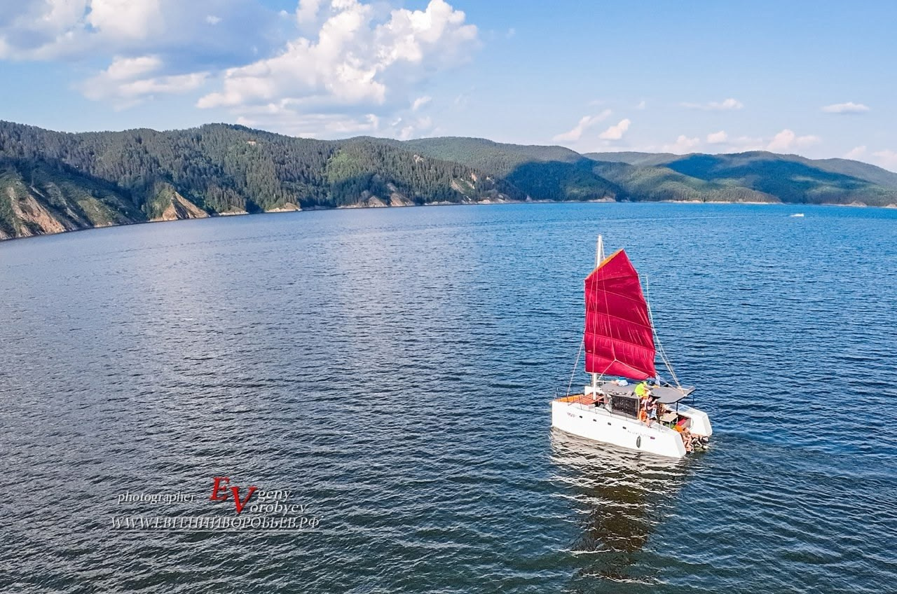 аренда яхты Красноярское море цена забронировать путешествие Царские ворота Бирюса залив шумиха стоимость заказать прогулка парусная яхта катамаран Красноярское водохранилище фотосессия фотограф Красноярск Дивногорск Красноярская ГЭС отдых купание экскурсия достопримечательность туристический тур маршрут Енисей Сибирь Козыревский зуб база отдыха адмирал