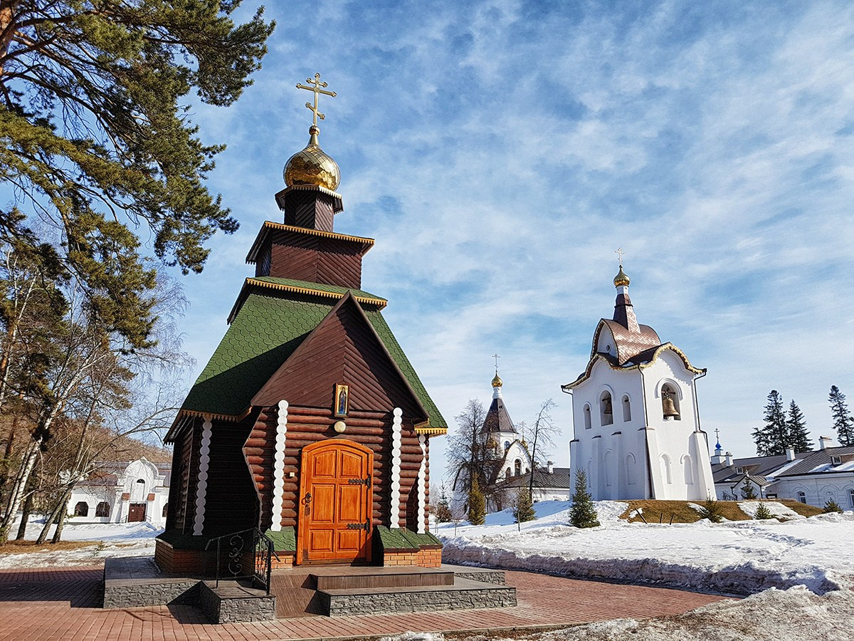 часовня зима снег сосна Свято Успенский мужской монастырь церковь храм берег Енисея посёлок Удачный Красноярск исследование профессиональный фотограф что посмотреть где побывать достопримечательность индивидуальная экскурсия авторский фото тур гид по Красноярску трансфер на авто заказать цена стоимость описание услуг для туристов