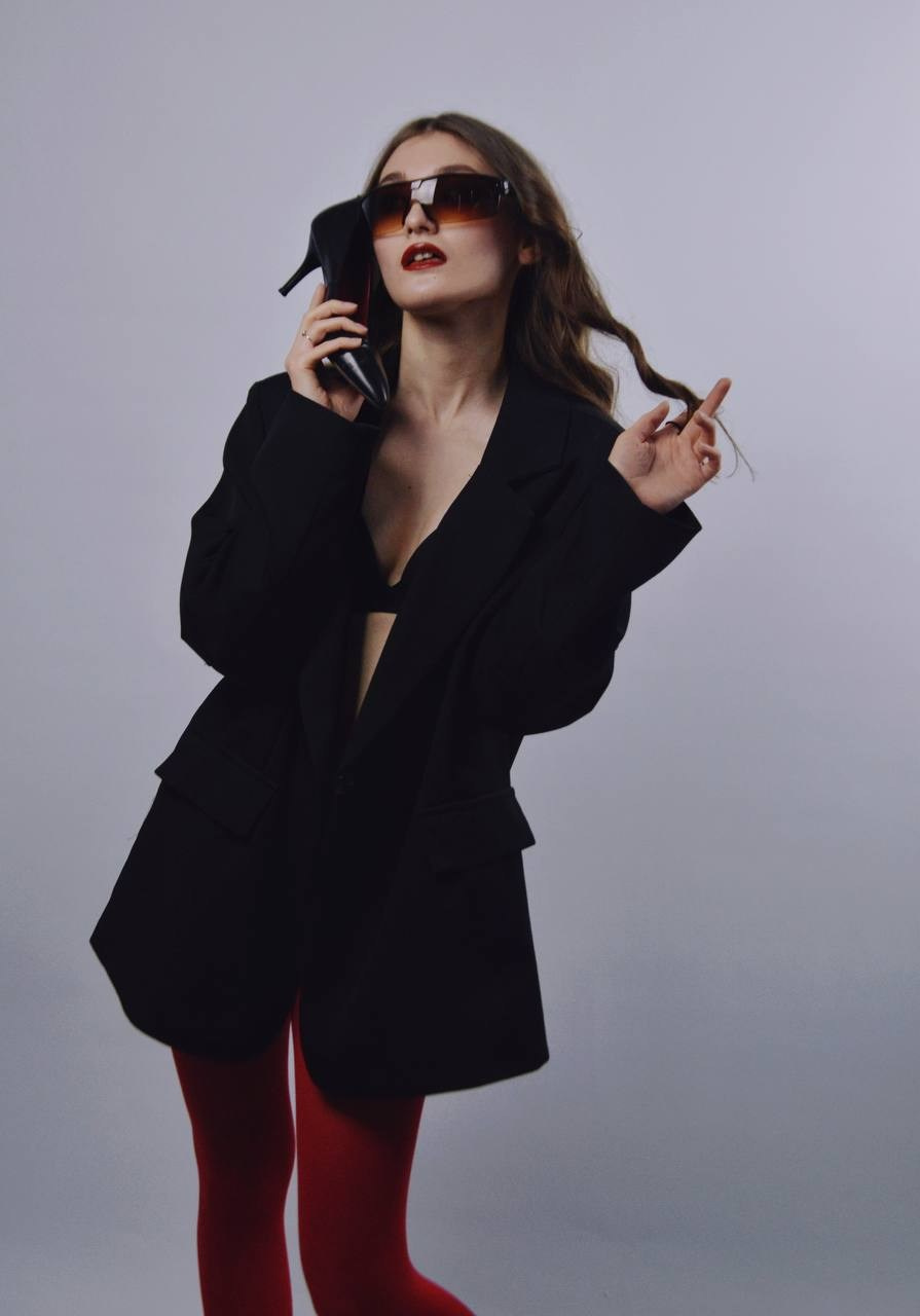 Красный акцент: дерзкая фэшн-фотосессия в Сочи | Ксения Романенко. Фотограф в Сочи Ксения Романенко | Официальный сайт-портфолио