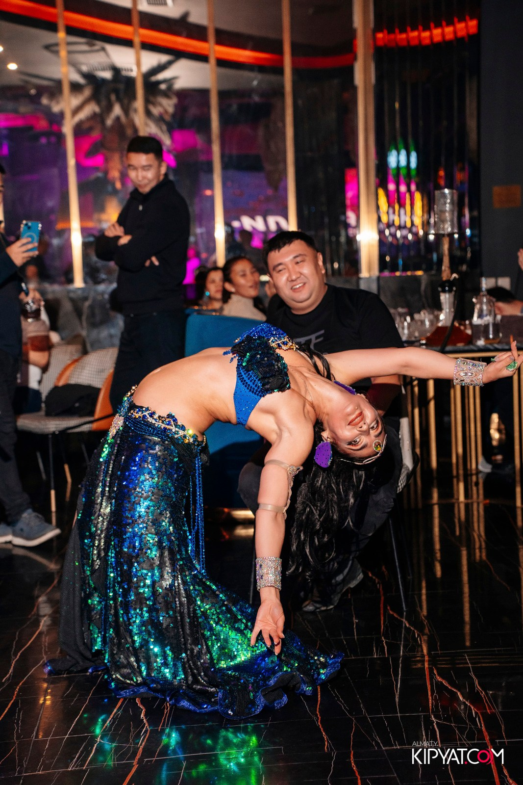 БАР ПАНАЕХАЛИ НА ТОЛЕ БИ. КИПЯТКОМ АЛМАТЫ!