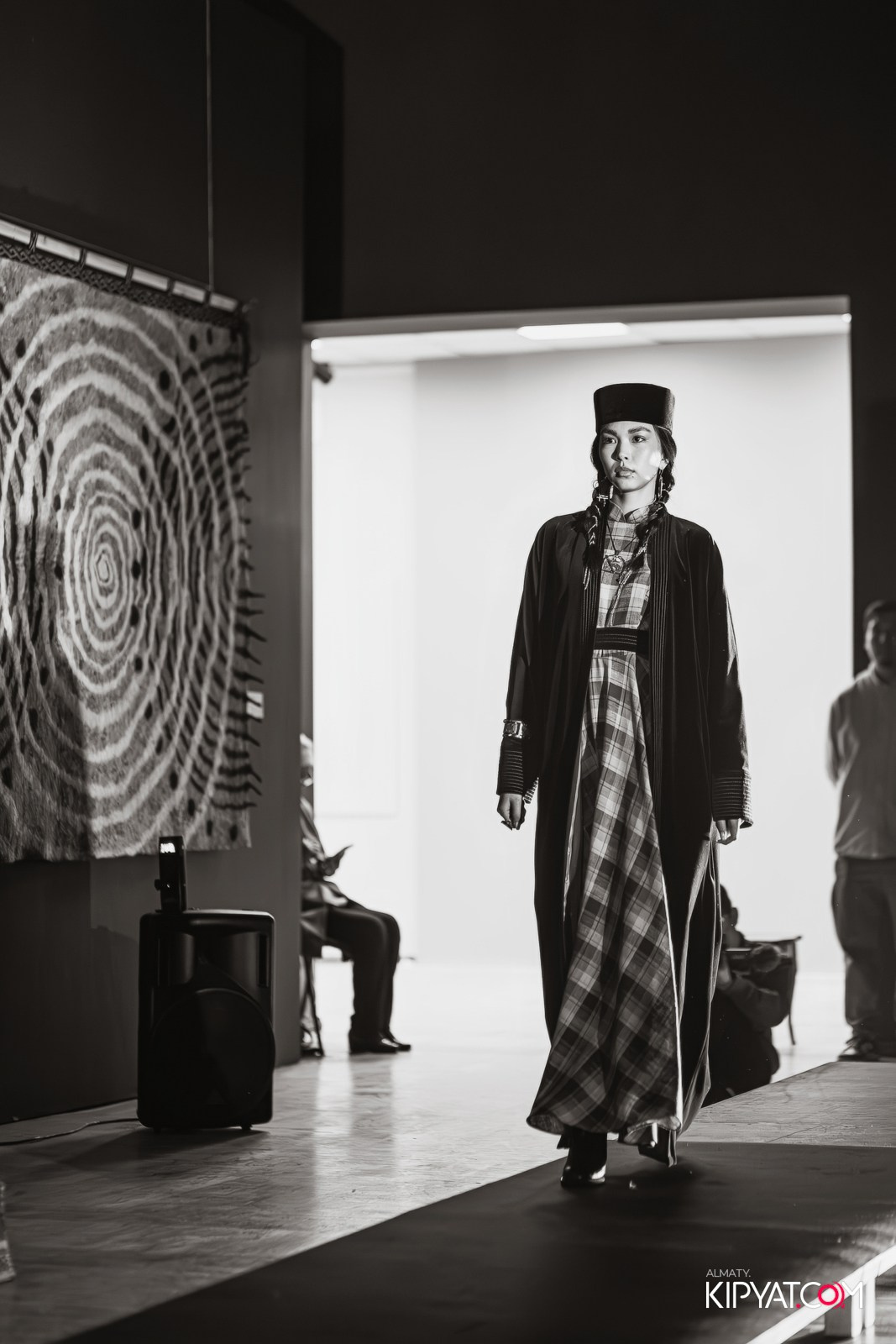 FASHION ПОКАЗ, КАЗАХСКОЙ НАЦИОНАЛЬНОЙ ОДЕЖДЫ. КИПЯТКОМ АЛМАТЫ!