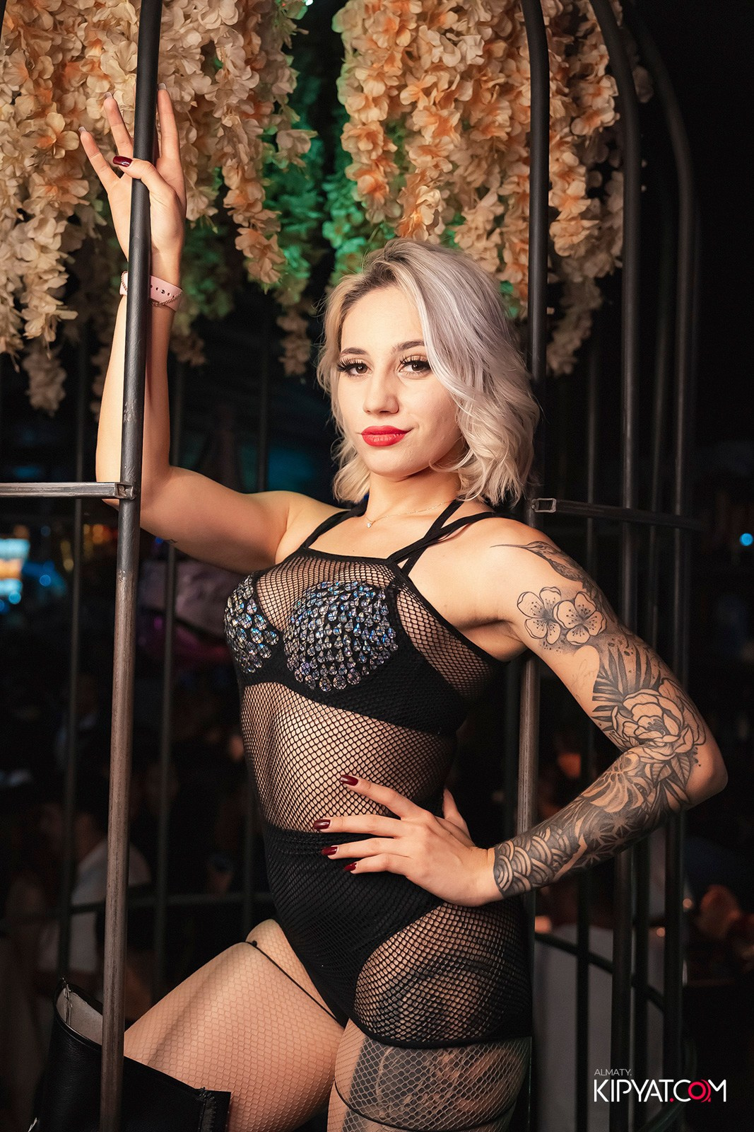 UYAT ЕМES BAR. КИПЯТКОМ АЛМАТЫ!